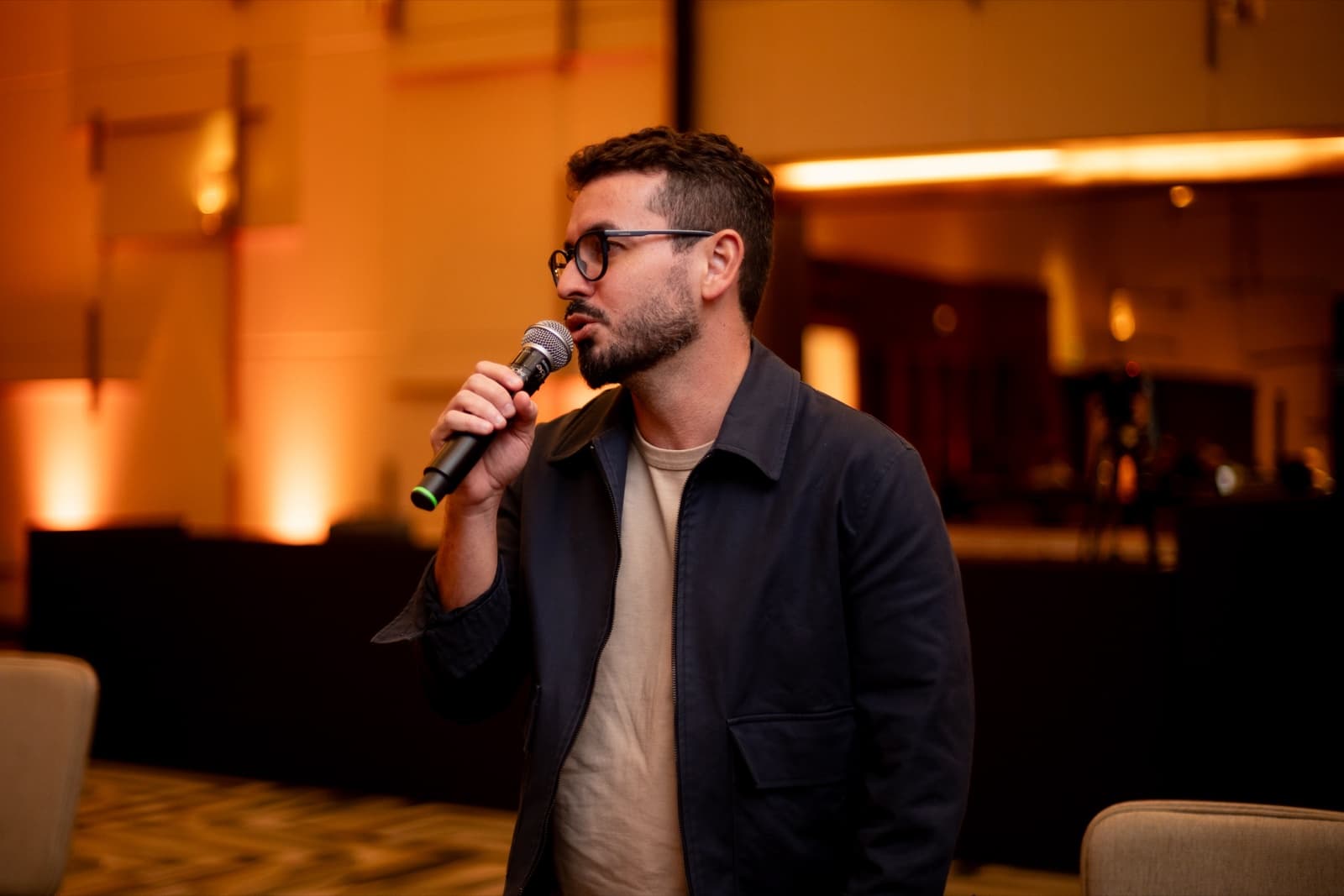 Renato Barros ao microfone durante uma palestra