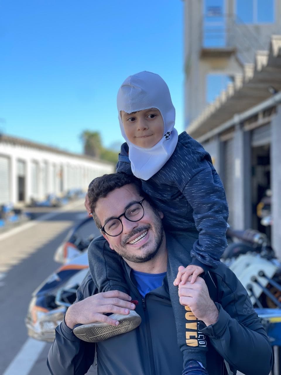 Renato Barros com o filho no kartódromo